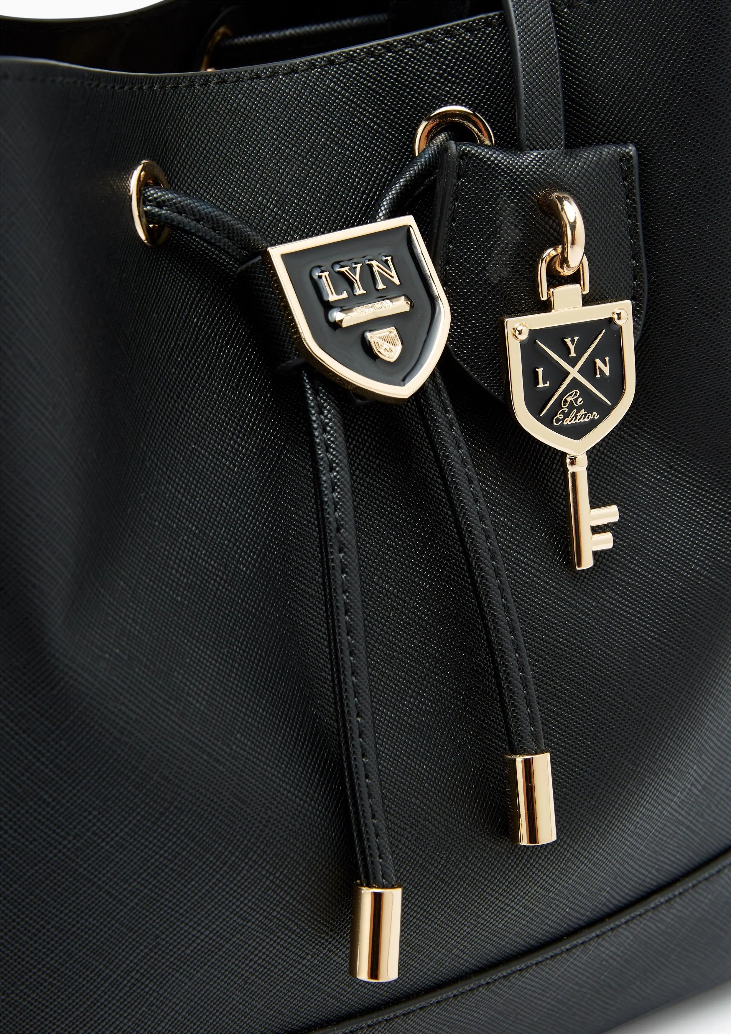 Carina Re-Edition Bucket Bag M Black