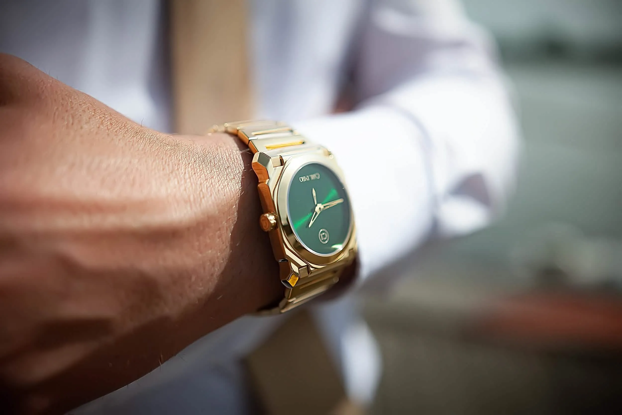 Sophisticated Timekeeper: The CRLi Liso OR Men's Luxury Watch