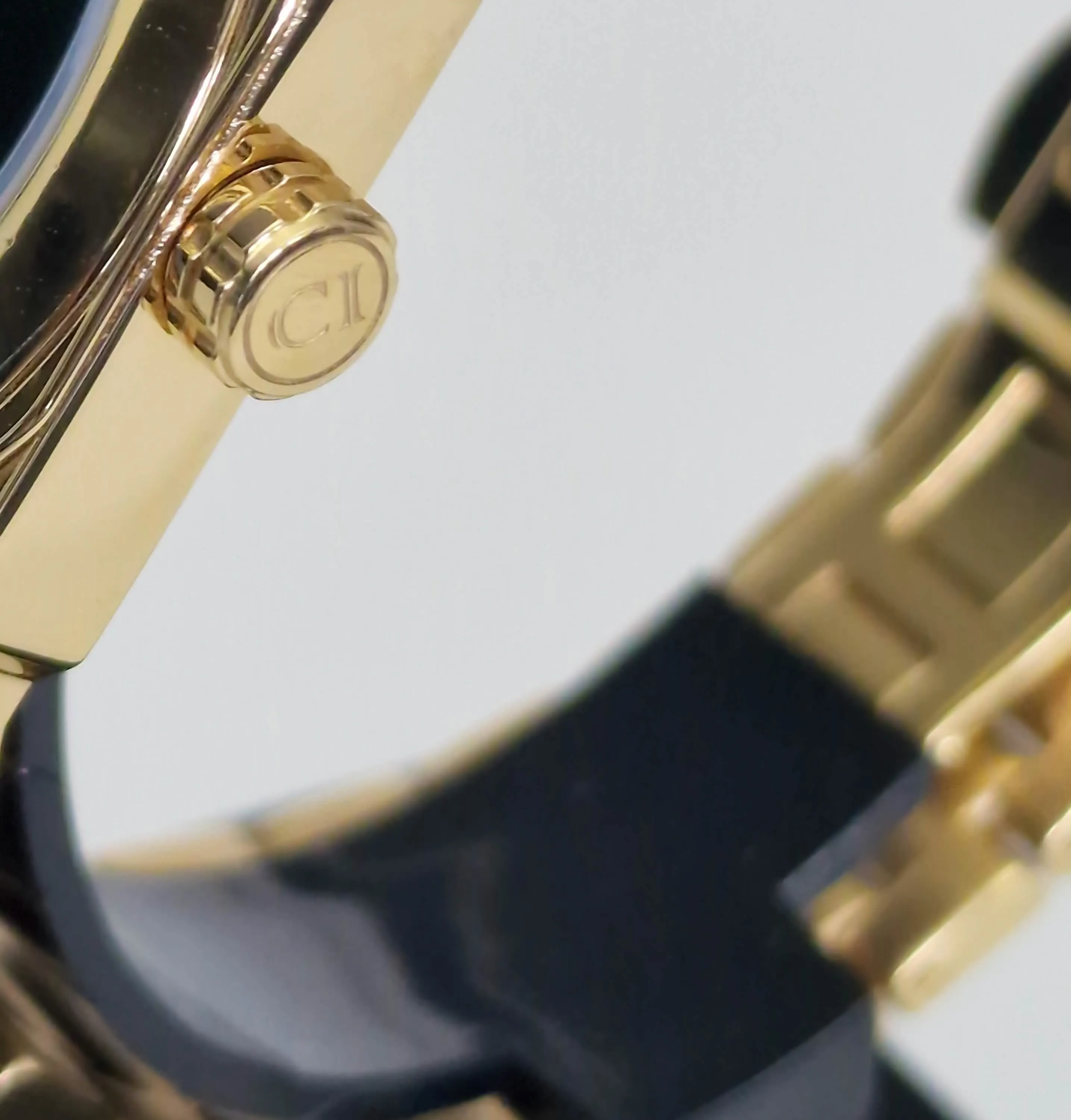 Sophisticated Timekeeper: The CRLi Liso OR Men's Luxury Watch
