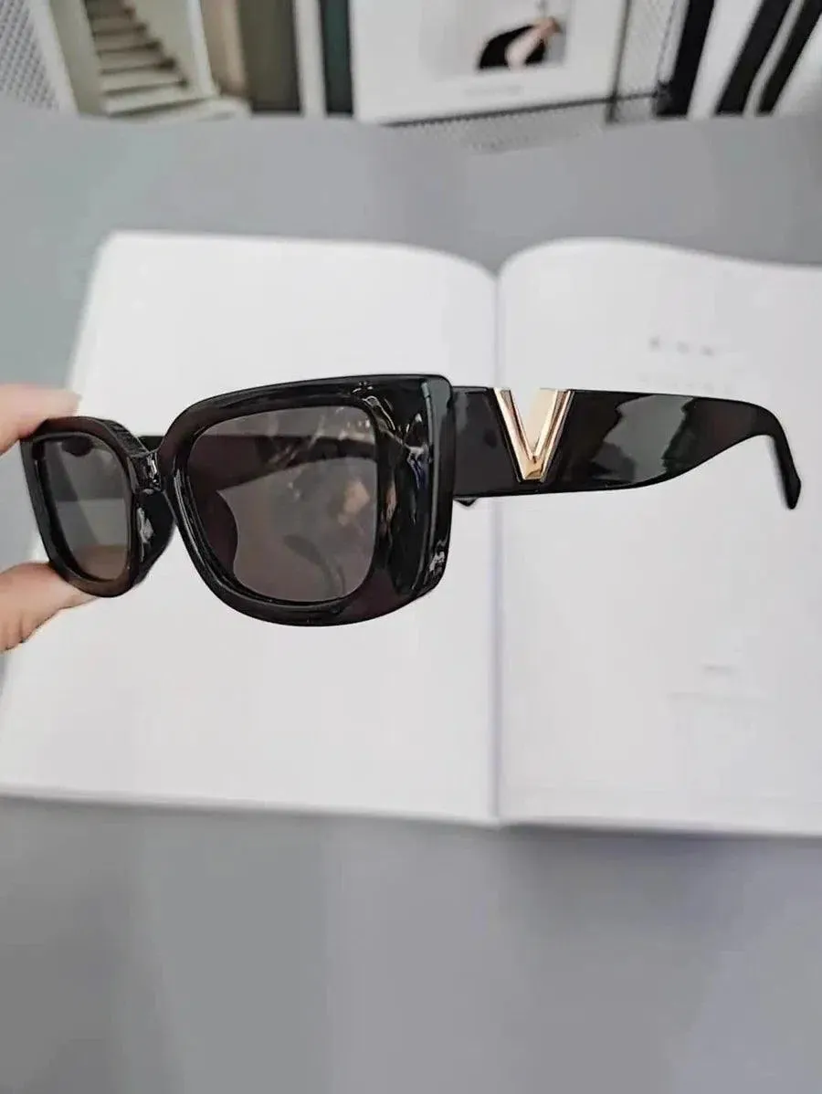 Viola – Gold V-accent oval frame – Sunglasses