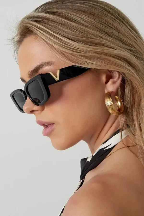 Viola – Gold V-accent oval frame – Sunglasses